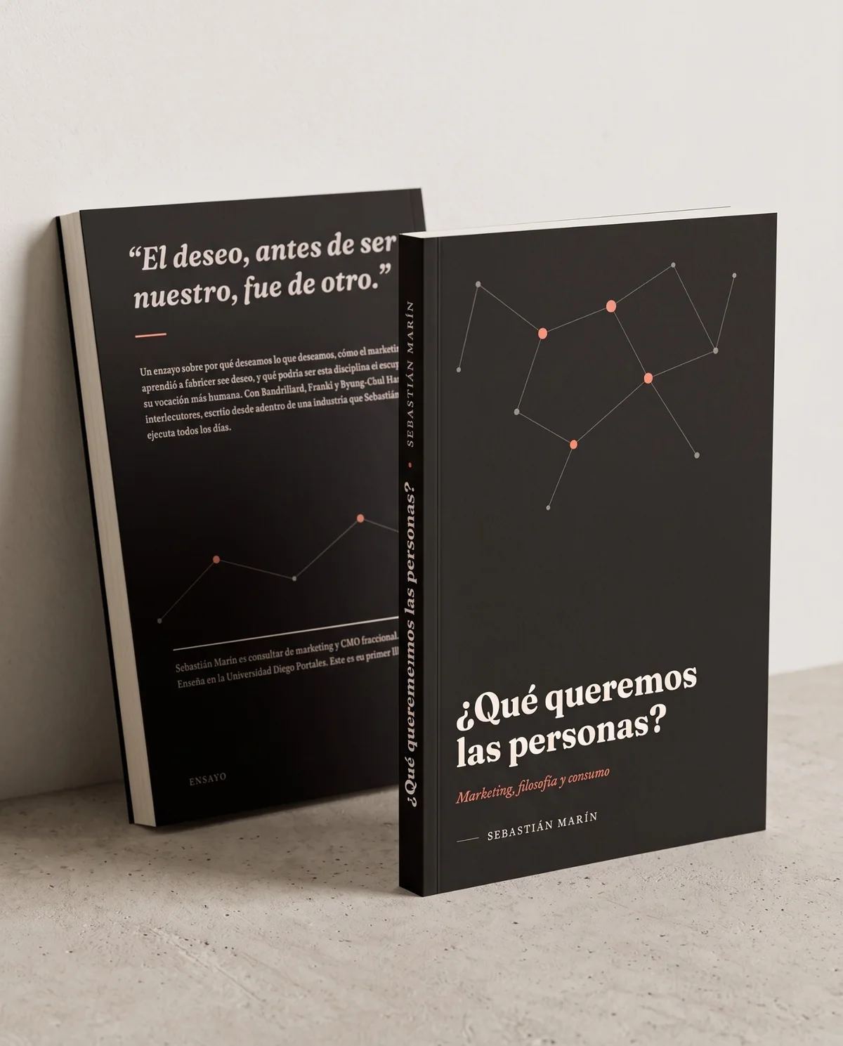 Dos ejemplares del libro ¿Qué queremos las personas?, uno mostrando la contraportada con la frase «El deseo, antes de ser nuestro, fue de otro»